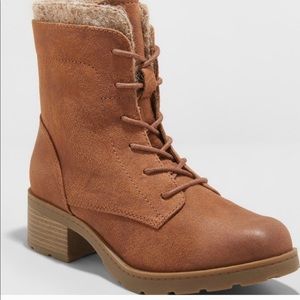 LIKE NEW! Universal Thread Boots